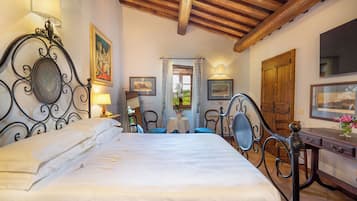 Camera, 1 letto matrimoniale, lato piscina | Minibar, una scrivania, tende oscuranti, ferro/asse da stiro