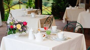 Petit déjeuner continental servi tous les jours en supplément