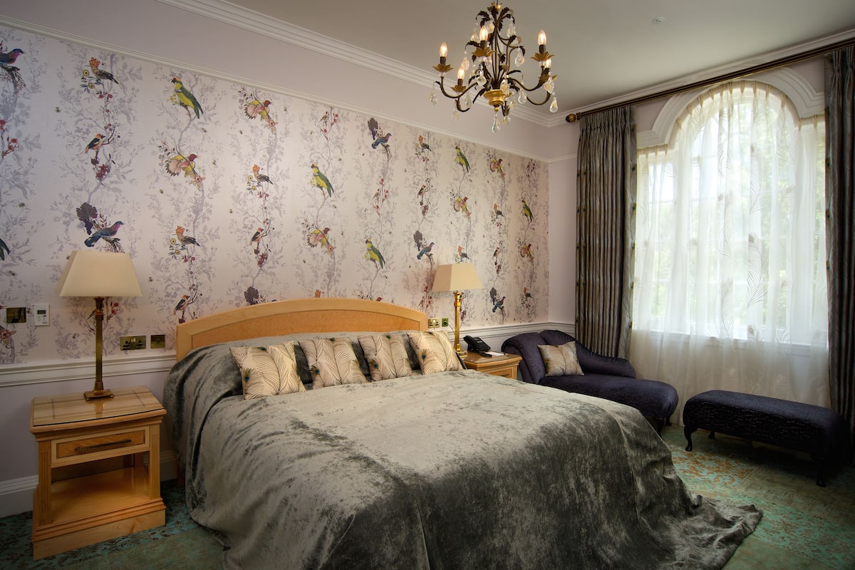 Superior kamer | Luxe beddengoed, een gratis minibar, een kluis op de kamer, een bureau