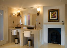 免费洗浴用品、吹风机、浴袍、拖鞋