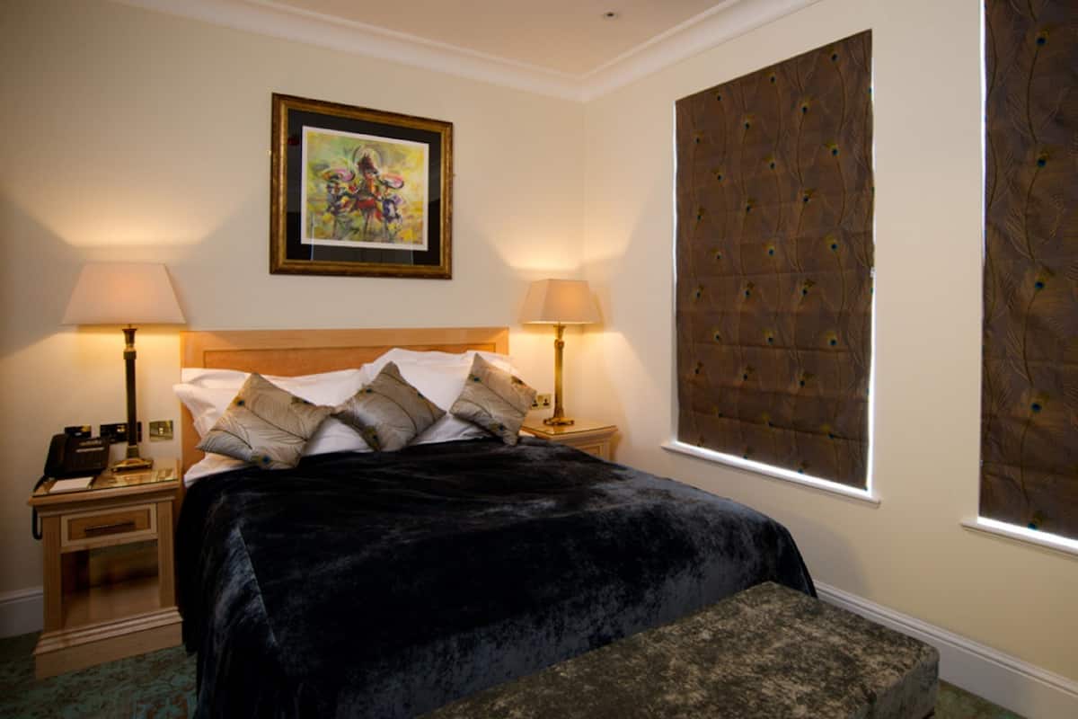Standaard kamer | Luxe beddengoed, een gratis minibar, een kluis op de kamer, een bureau