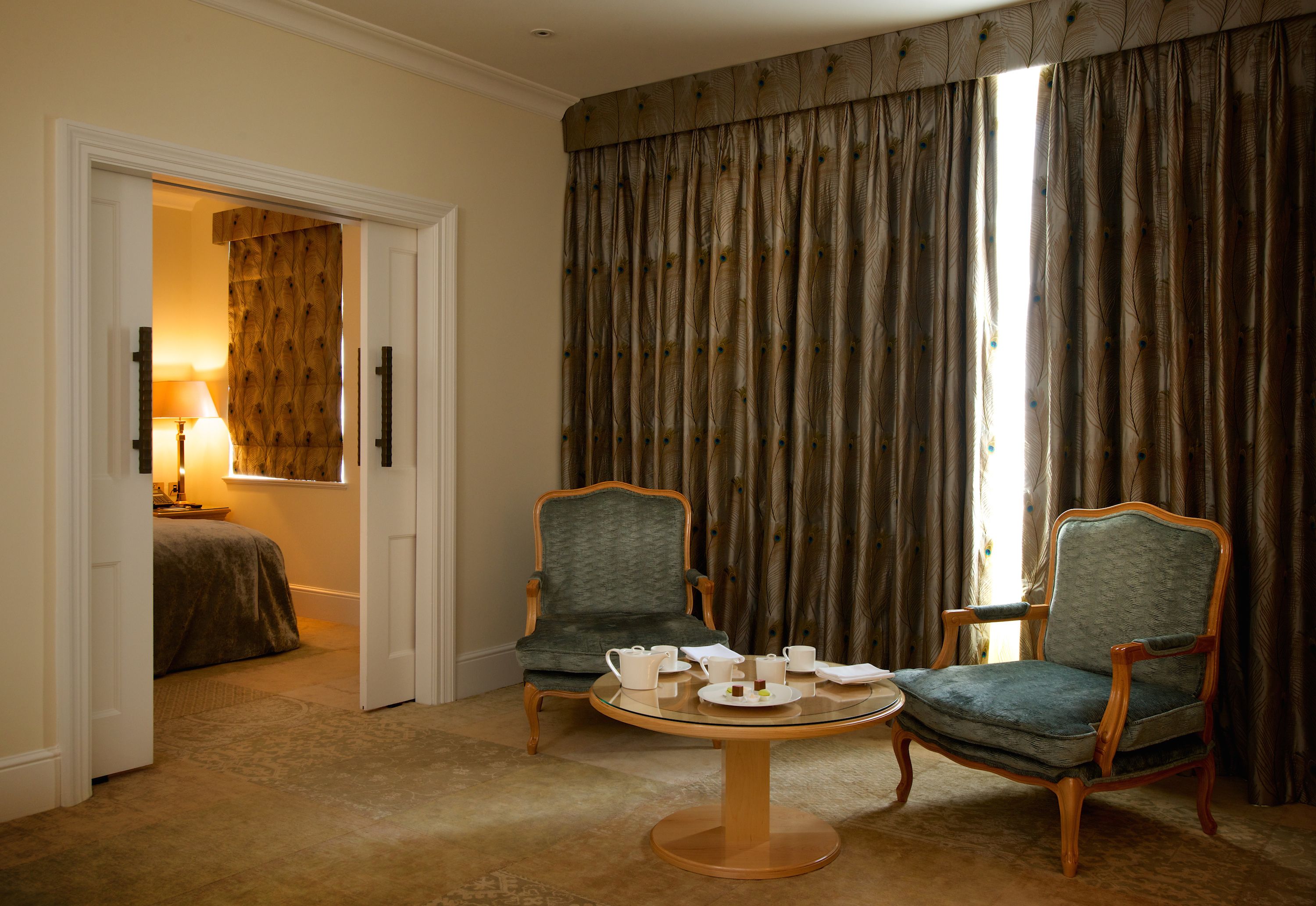 deluxe suite | living area | flat-screen tv