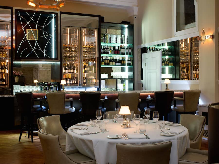 2 restaurants, serveren ontbijt