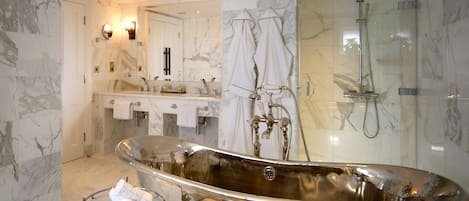 Suite Prestigio | Baño | Amenidades de baño gratuitas, secadora de cabello, batas, pantuflas