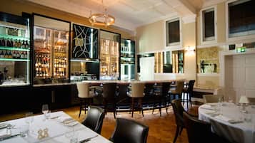 Desayuno buffet (GBP 17.50 por persona)