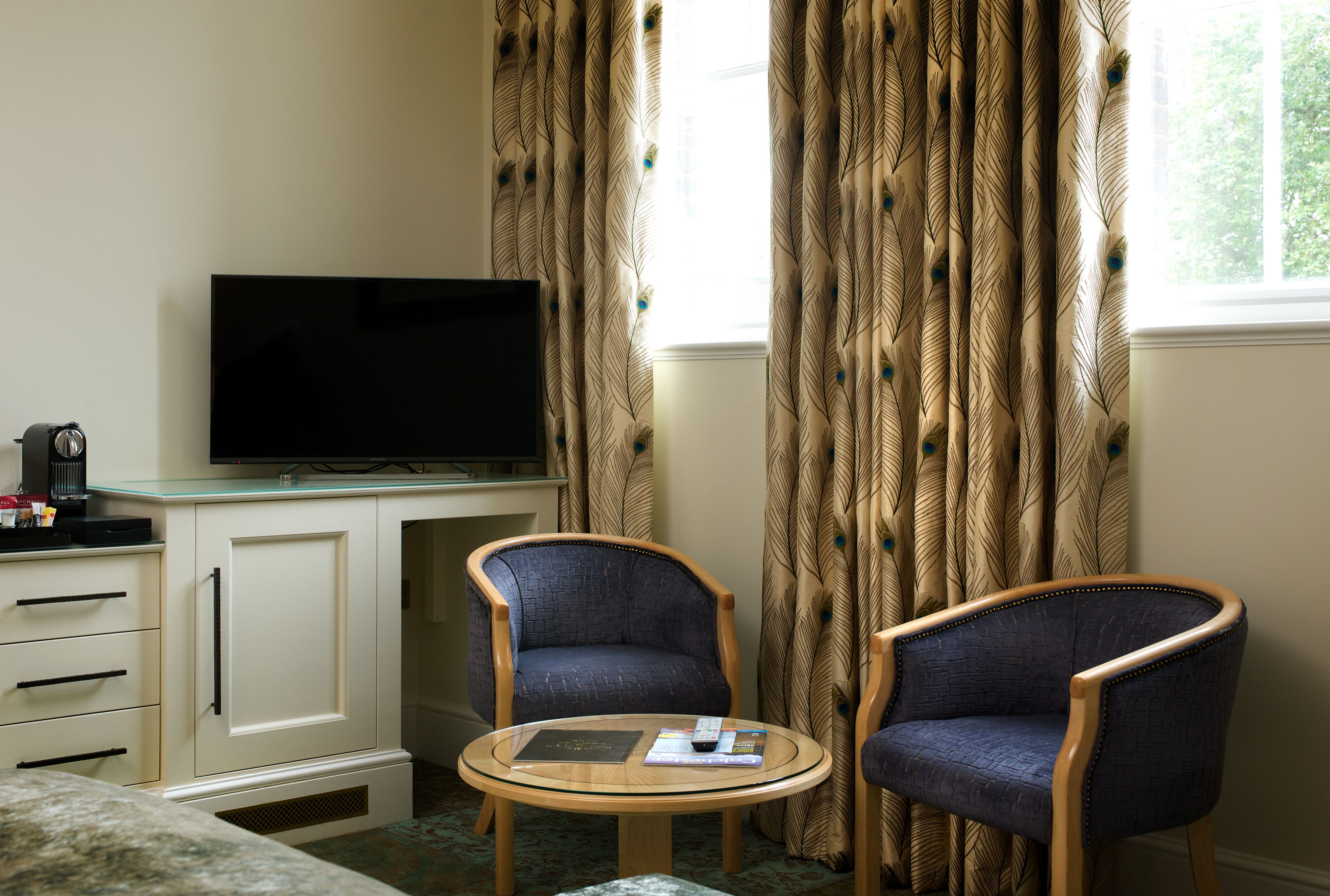 deluxe suite | premium bedding, free minibar, in-room safe, desk