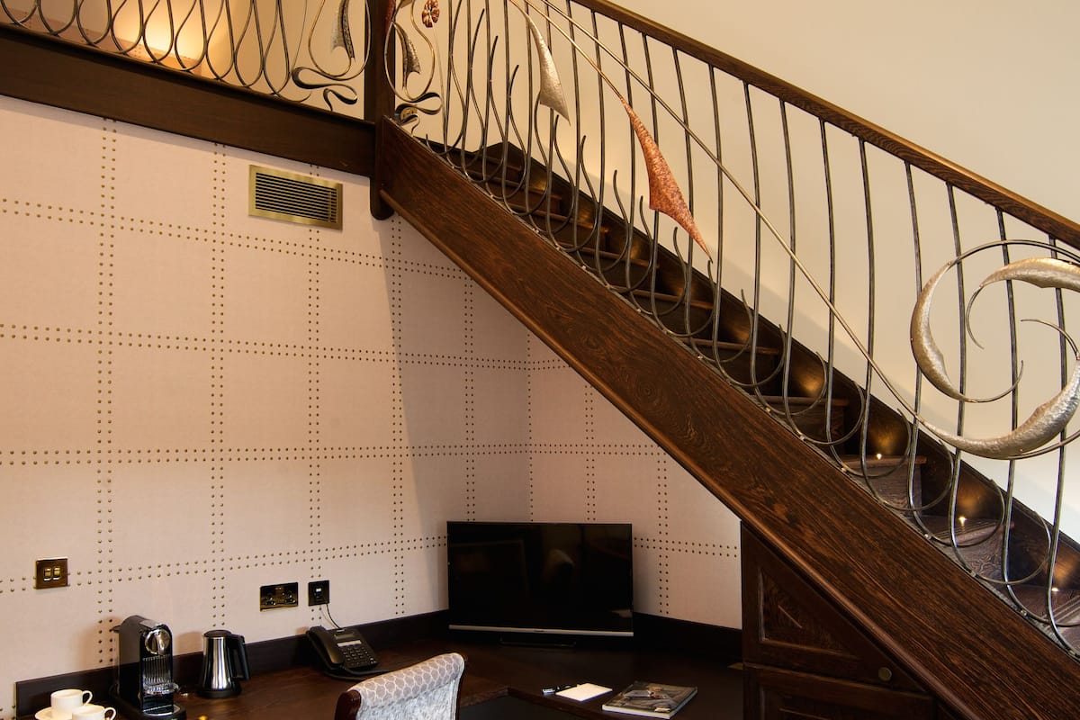 Junior suite (Split Level) | Luxe beddengoed, een gratis minibar, een kluis op de kamer, een bureau