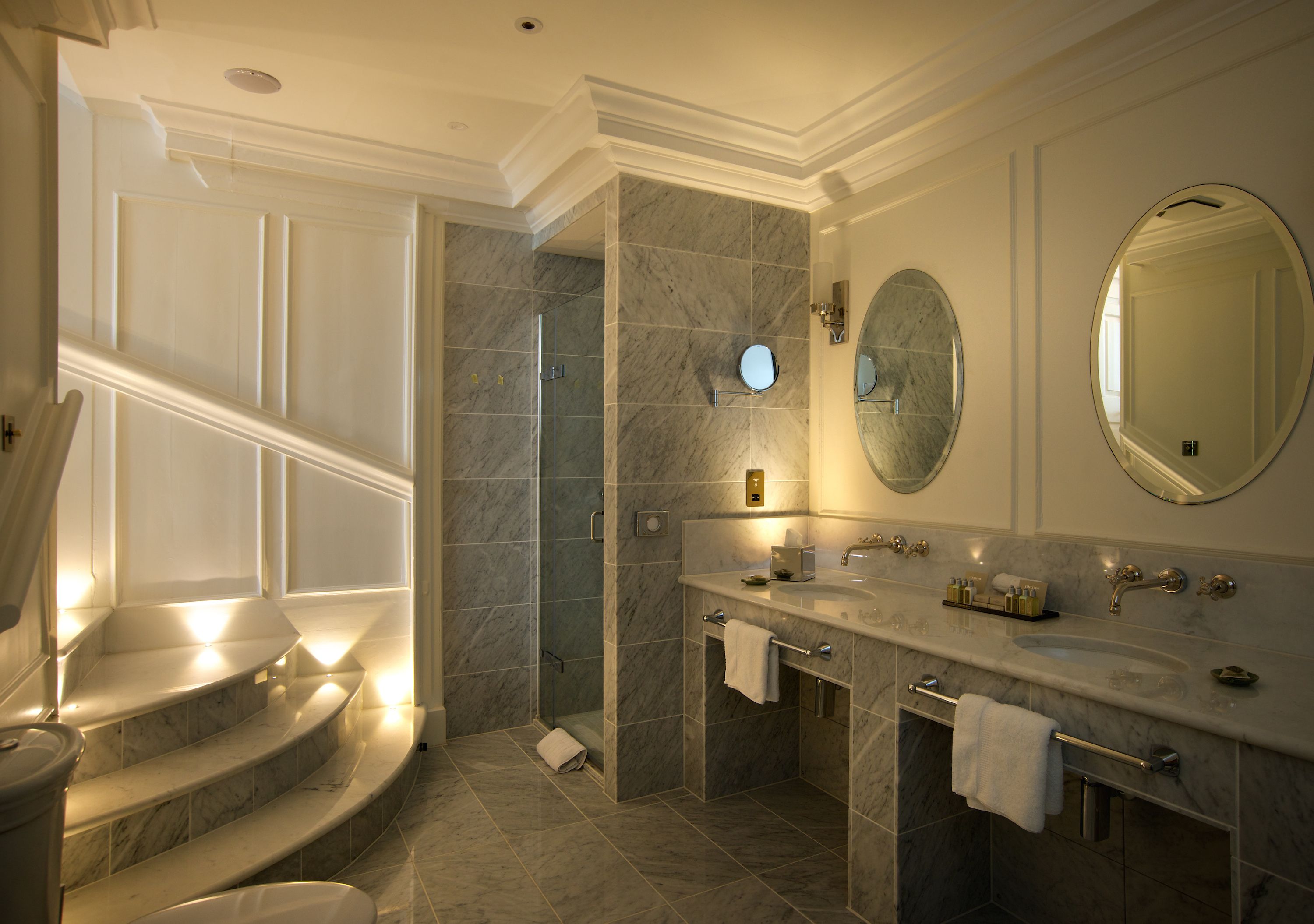 superior room | bathroom | free toiletries, hair dryer, bathrobes, slippers