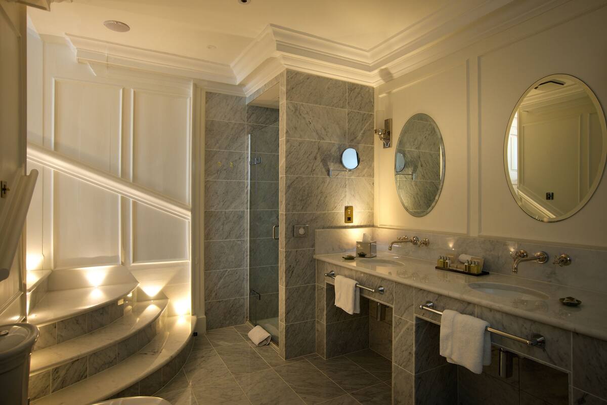 superior room | bathroom | free toiletries, hair dryer, bathrobes, slippers