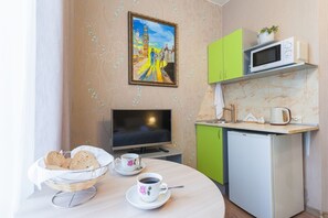 Habitación doble estándar | Cocineta privada | Refrigerador, microondas y tetera eléctrica 