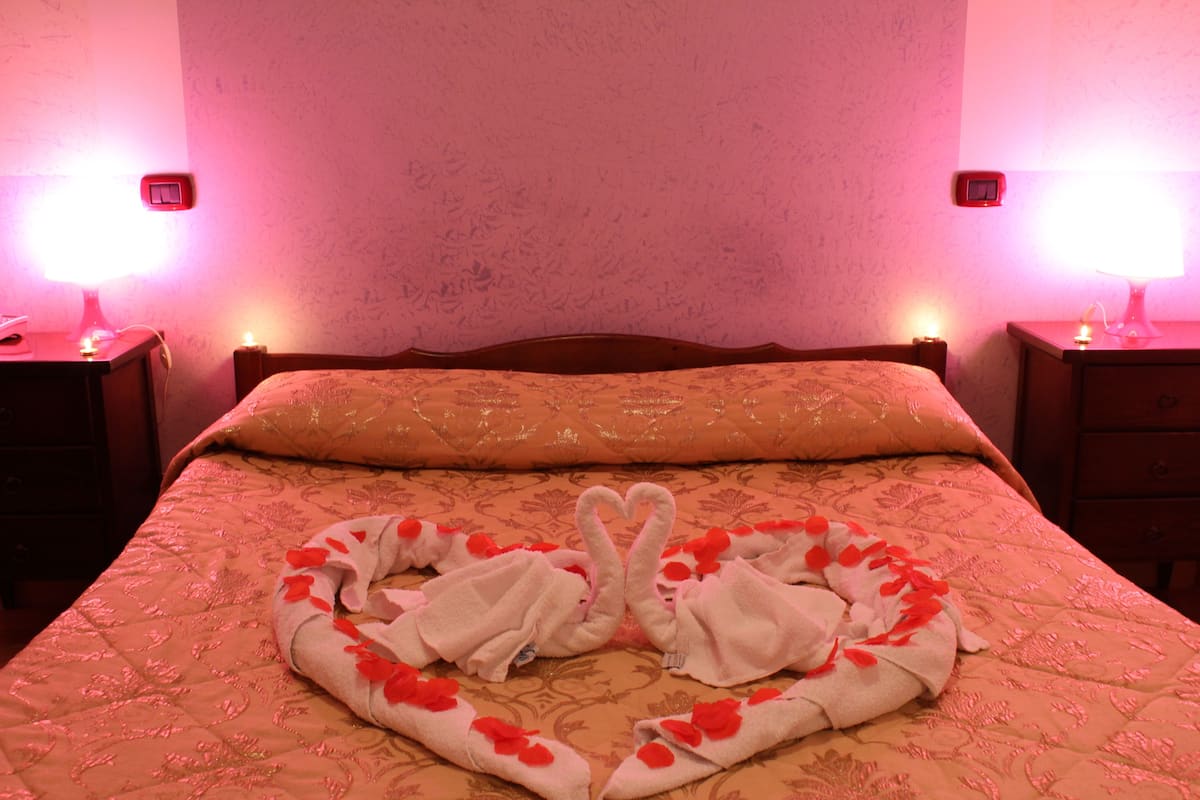 Habitación con 1 cama matrimonial o 2 individuales | Ropa de cama de alta calidad, minibar, escritorio y insonorización