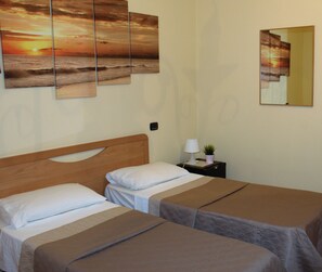 Habitación con 1 cama matrimonial o 2 individuales | Ropa de cama de alta calidad, minibar, escritorio y insonorización 