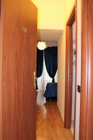 Habitación familiar | Ropa de cama de alta calidad, minibar, escritorio y insonorización 