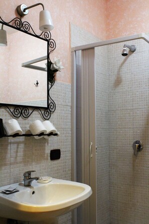 Quarto família | Banheiro | Chuveiro, produtos de toalete grátis, secador de cabelo, bidê