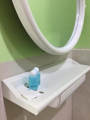 Regadera, amenidades de baño gratuitas, secadora de cabello 