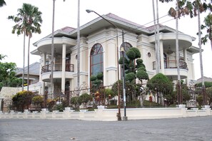 Vila Desain, 4 kamar tidur, kamar mandi pribadi, pemandangan kebun | Bagian depan properti