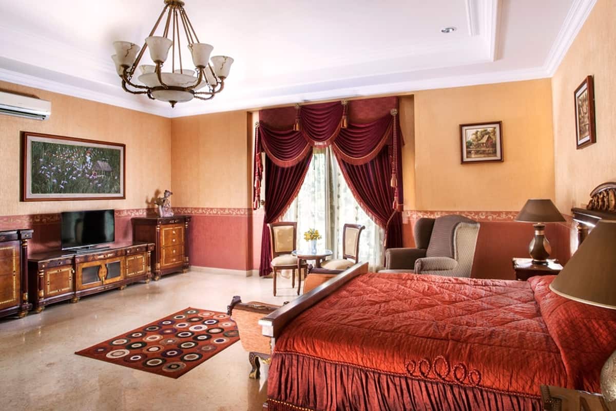 Suite | Luxe beddengoed, een minibar, een bureau, extra bedden