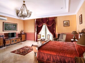 Suite | Sengetøy av topp kvalitet, minibar og skrivebord