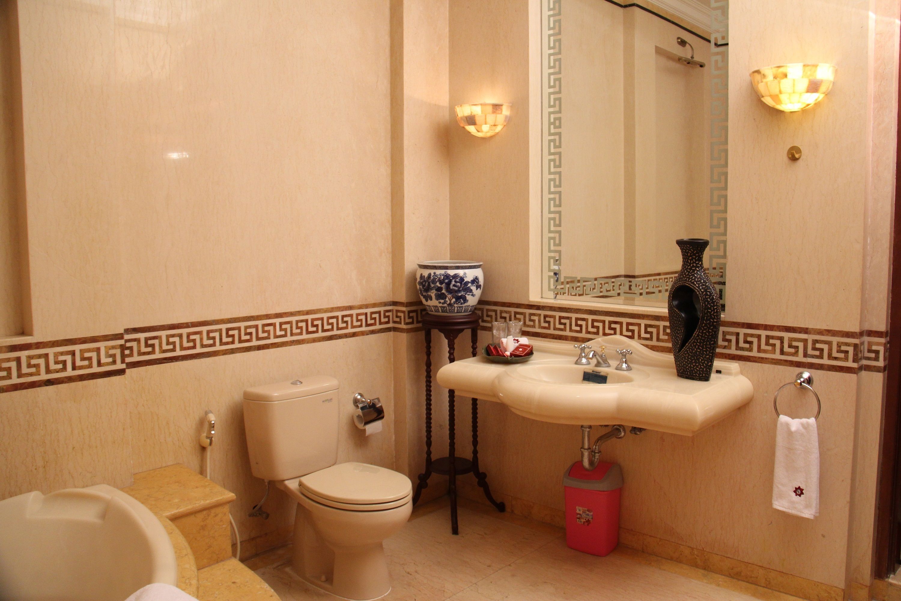 A bathroom with a toilet, sink, and bathtub.
