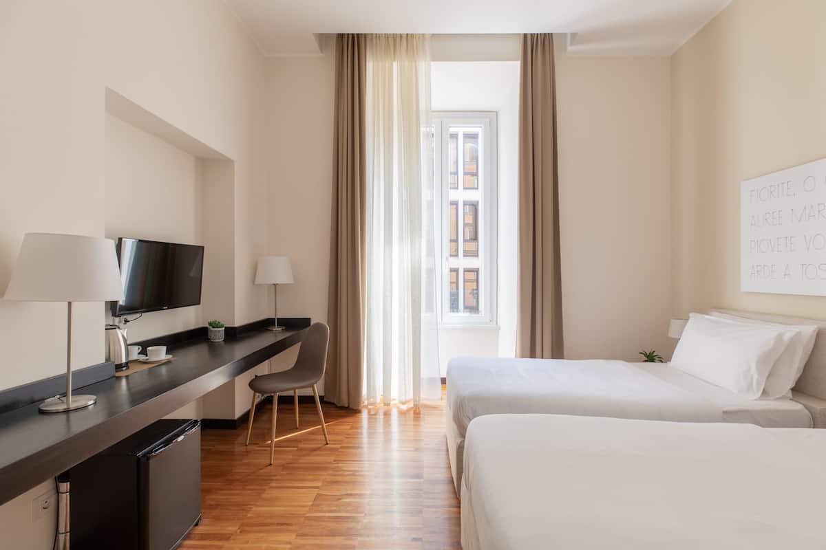 Superior tweepersoonskamer | Luxe beddengoed, een minibar, een kluis op de kamer, een bureau