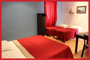 Habitación familiar | Ropa de cama de alta calidad, minibar, escritorio y insonorización 