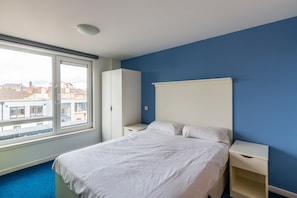 5 bedrooms, laptop workspace, free WiFi, bed sheets