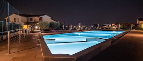 2 outdoor pools