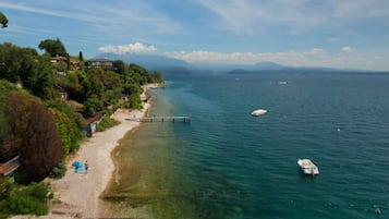 Una spiaggia nelle vicinanze