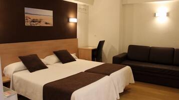 Habitación estándar con 2 camas individuales | Caja fuerte, escritorio, wifi gratis y ropa de cama