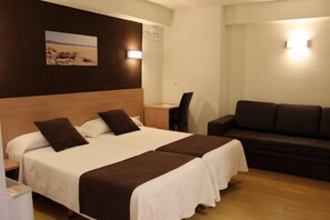 Standaard Twin kamer | Een kluis op de kamer, een bureau, gratis wifi, beddengoed