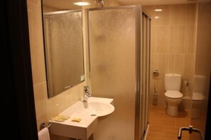 Appartement | Badkamer | Gratis toiletartikelen, een haardroger, pantoffels, handdoeken