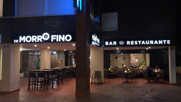 A restaurant with outdoor seating and a bar area. - Hostal Rocamar (Santander)