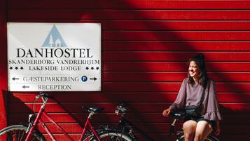 Un cartel de DanHostel con indicaciones hacia Gasteparkering y Recepción.