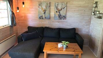 Ferienhaus, 2 Schlafzimmer (ohne Bettwäsche) | Wohnbereich | 32-Zoll-LED-Fernseher mit Kabelempfang, Fernseher, Netflix