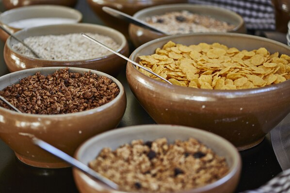 Una variedad de tazones con diferentes tipos de cereales y granos.