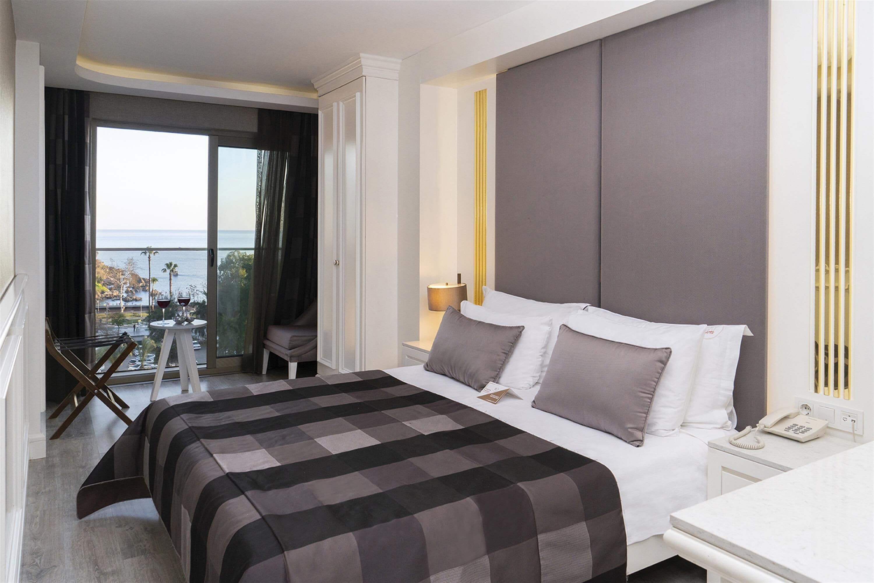 ملاءات إيطالية من طراز فريتي وأغطية فراش متميزة وألحفة محشوة بالريش