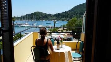 Quadruple Room, Sea View | Desk, soundproofing, free WiFi, bed sheets