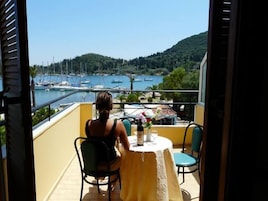 Quadruple Room, Sea View | Desk, soundproofing, free WiFi, bed sheets