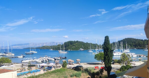 Chambre Triple | Vue depuis le balcon