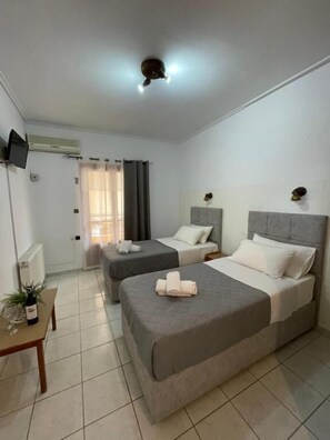 Double or Twin Room | Desk, soundproofing, free WiFi, bed sheets - Oscar Hotel (Lefkada)