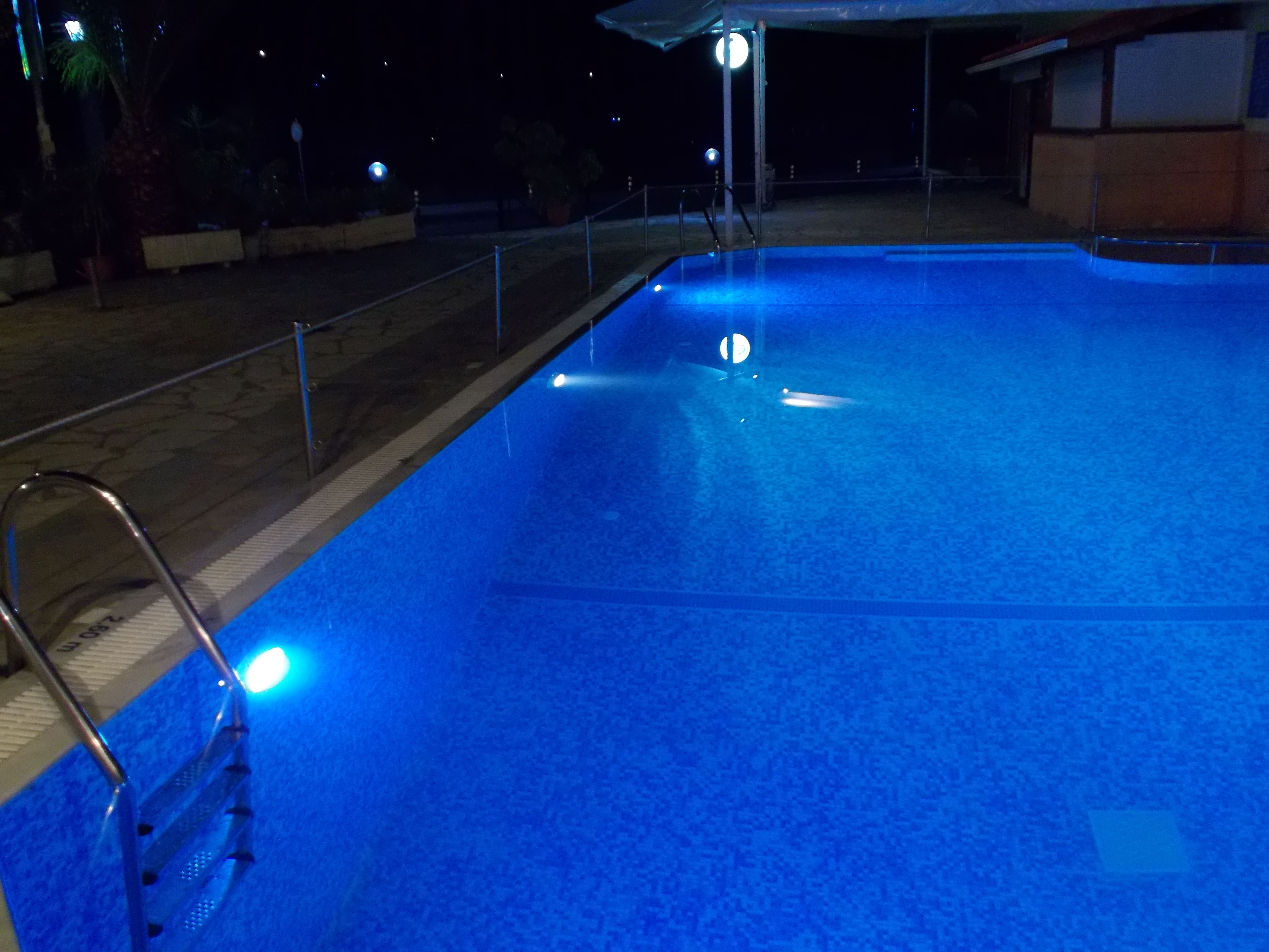 Piscina all'aperto, ombrelloni da piscina, lettini