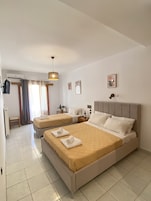 Triple Room | Desk, soundproofing, free WiFi, bed sheets