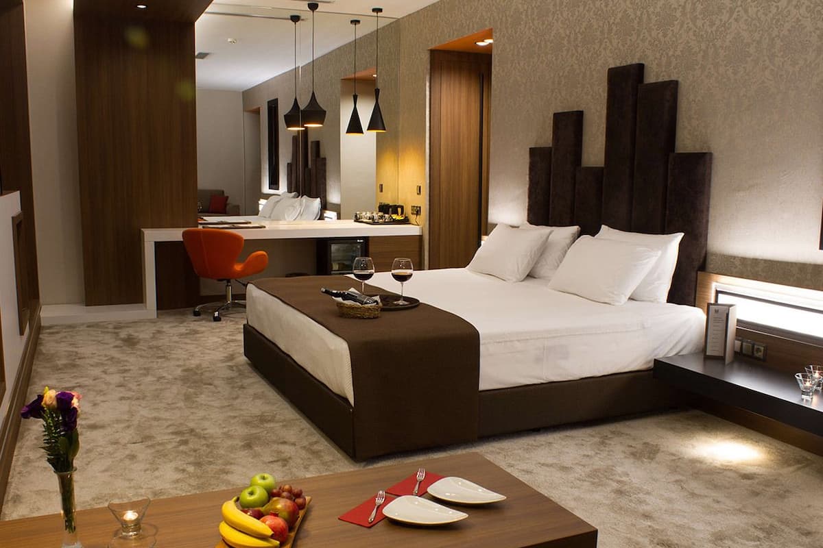 Executive Suite | Minibar, in-room safe, desk, iron/ironing board