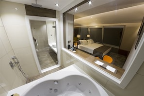 Douche, articles de toilette de luxe, sĂšche-cheveux, chaussons