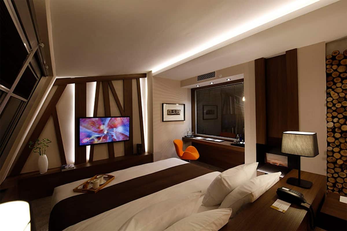 Presidential Suite | Minibar, in-room safe, desk, iron/ironing board (on request)