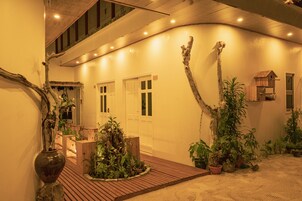 Πρόσοψη καταλύματος - απόγευμα/βράδυ