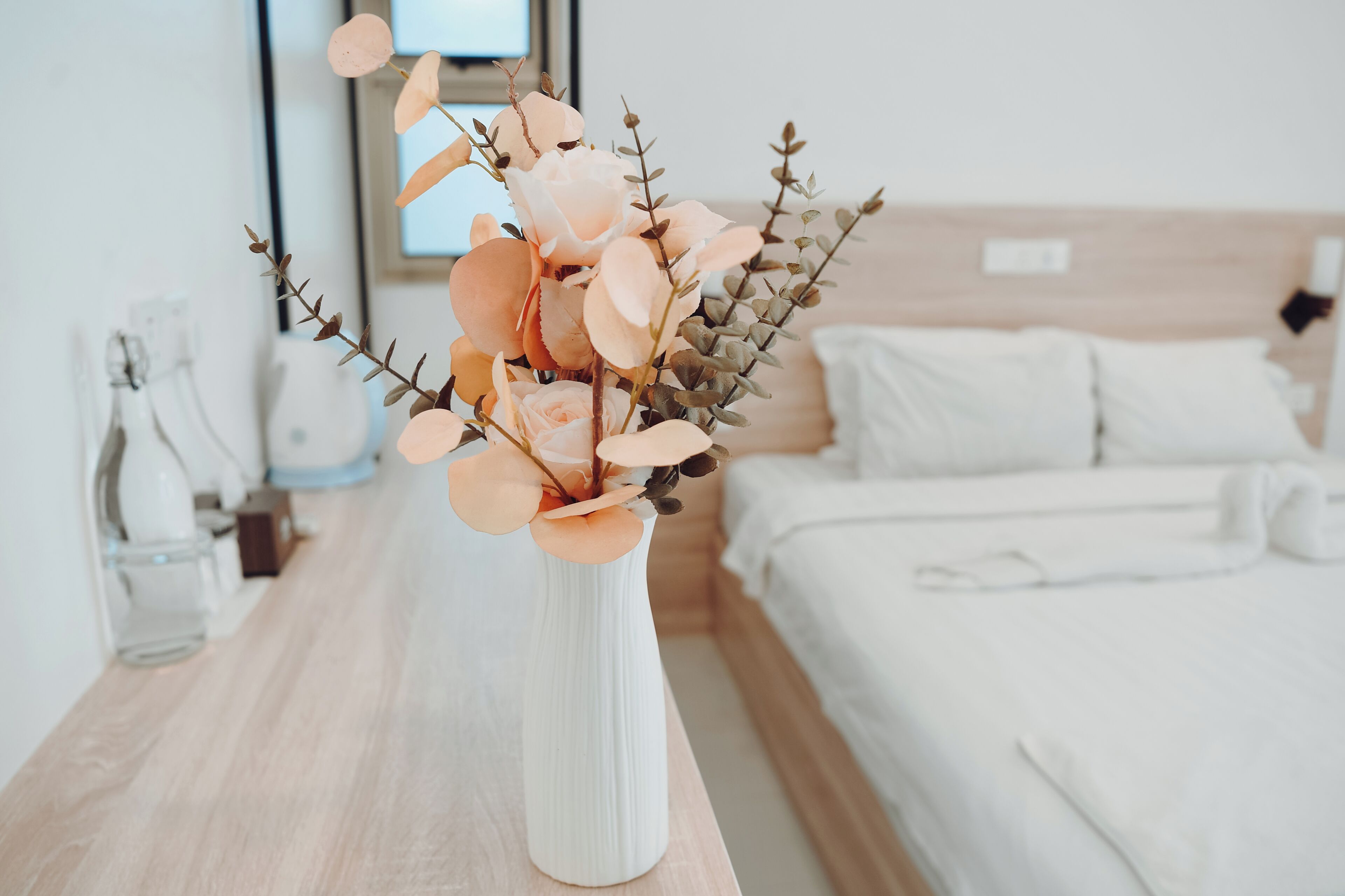 ميني بار وخزنة داخل الغرفة ومكتب ومساحة عمل للكمبيوتر المحمول