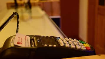 Un primer plano del teléfono de una habitación de hotel, con un lector de tarjetas y un teclado.