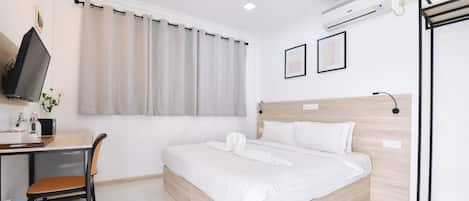 Minibar, caja de seguridad en la habitación y escritorio