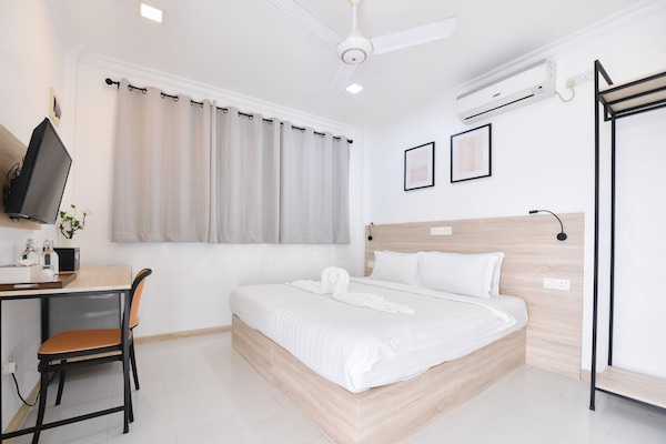 Deluxe Double or Twin Room, Non Smoking, Garden View | Minibar, in-room safe, desk, laptop workspace